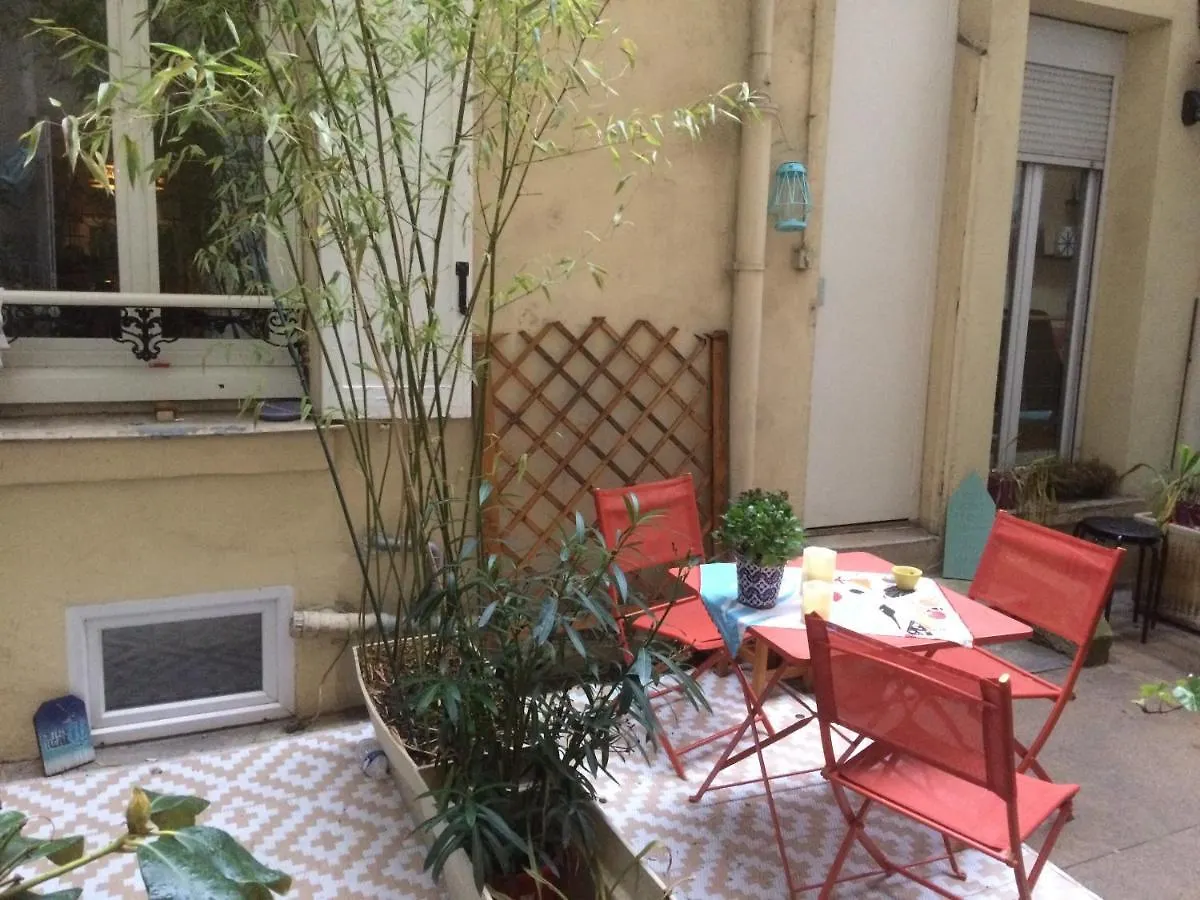 Studio Maryline: Cozy Parisian Retreat with Patio View