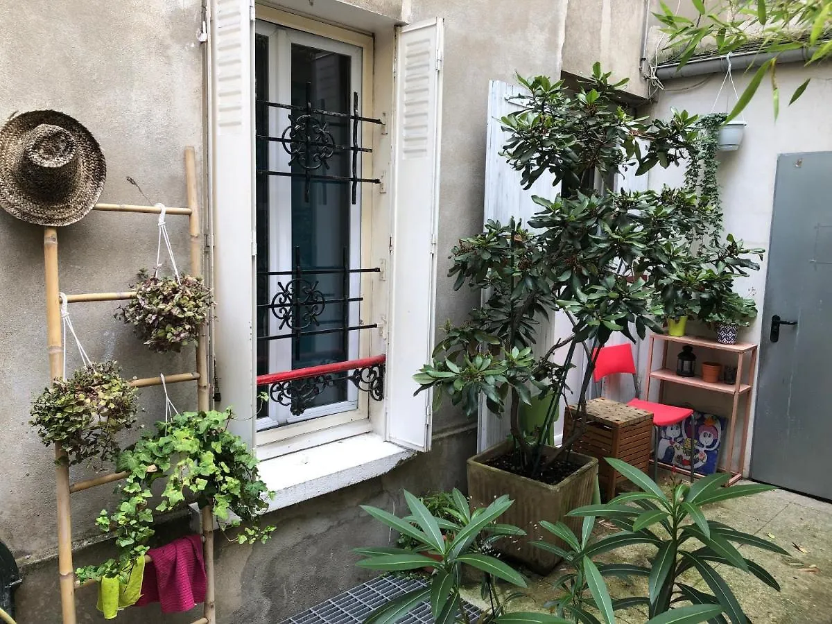 Apartment Studio Maryline: Cozy Parisian Retreat with Patio View France